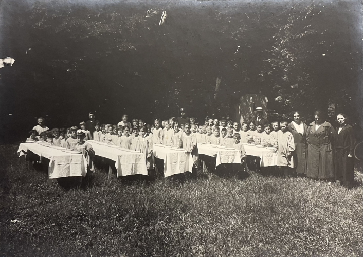 Refezione all’aperto della scuola per oftalmici di Parma. Fotografia realizzata dallo studio Vaghi, primi anni Venti (Archivio storico del comune di Parma)