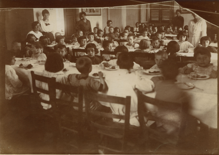 Refezione alla Colonia di Cocquio Sant’Andrea (VA) della Società Umanitaria, 1922 (Archivio della Società umanitaria)