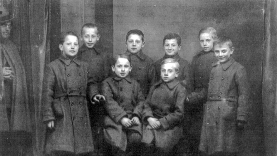 Gruppo di bambini austriaci ospitati a Ravenna, 1920 (historiafaentina.it)