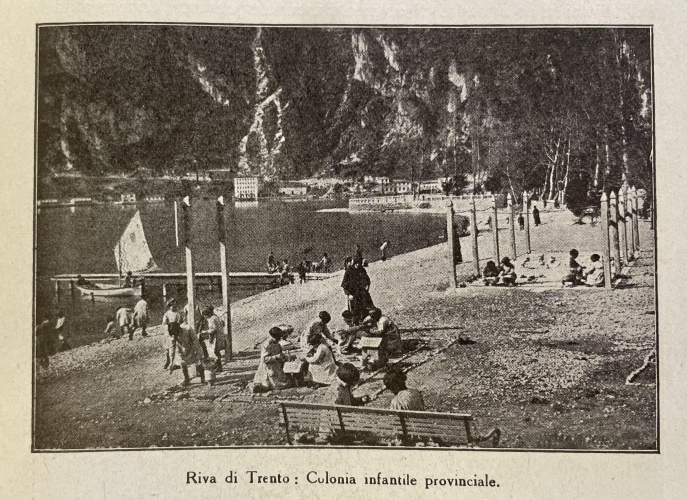Colonia infantile di Riva del Garda (TN), primi anni Venti (<i>Le colonie scolastiche in Italia nell’anno 1924</i>, Istituto poligrafico dello Stato, Roma 1925)