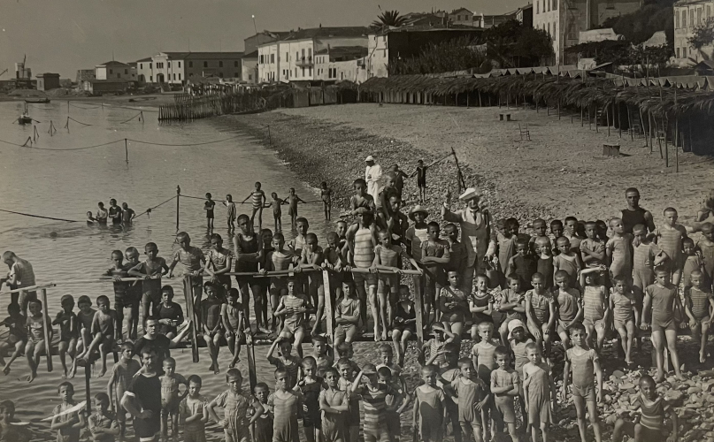 Gruppo di bambini milanesi presso la spiaggia di Sanremo, 1918 (<i>Relazione delle colonie scolastiche milanesi. Anno 1918</i>, Istituto S. Gaetano, Milano 1919)