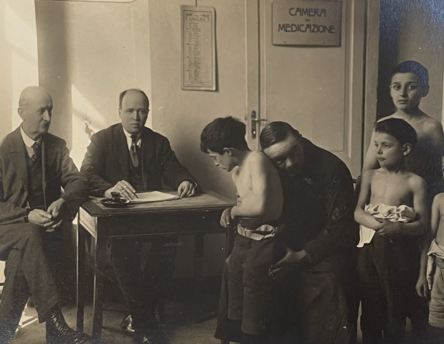 Visita ai mutualisti di Carpi per l’invio alle colonie marine, 1921 (<i>Relazione della Mutalità scolastica, sezione di Carpi</i>, Officine grafiche Gualdi e figli, Carpi 1922)