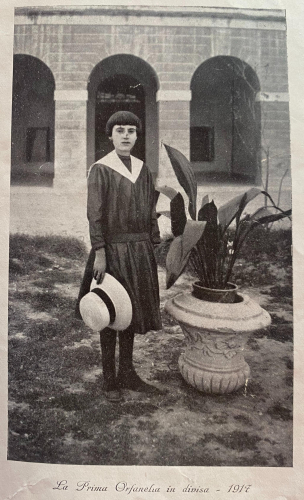 Prima orfana in divisa accolta nell’orfanotrofio provinciale di Fossalta, 1917 (<i>Cenni sull'opera provvida dell'orfanotrofio provinciale per gli orfani di guerra nell'istituto infanzia abbandonata in Fossalta (Modena)</i>, Modena, 1924)